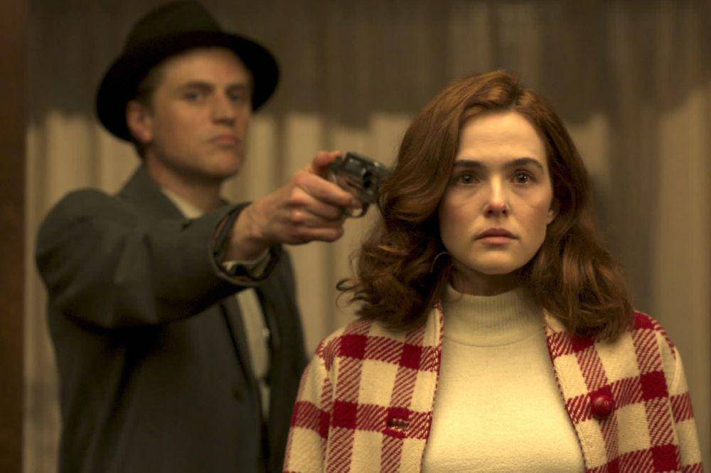 Johnny Flynn dan Zoey Deutch dalam film The Outfit (dok. Focus Features/The Outfit)