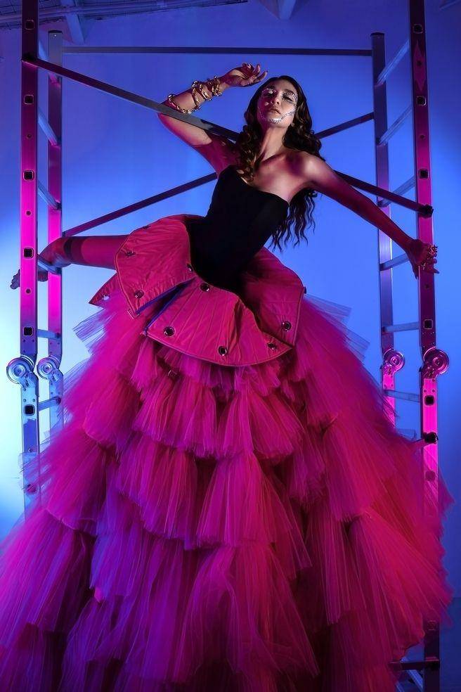 Gaya Luna Maya dalam hasil karya styling Caren Delano untuk event Abracadabra. 7 Oktober 2022. (dok. Tim Muara Bagdja)
