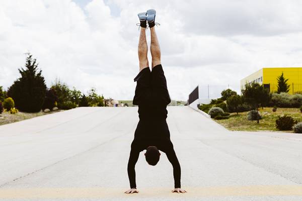 Memperlancar sirkulasi dan pernapasan sebagai manfaat handstand (freepik.com)