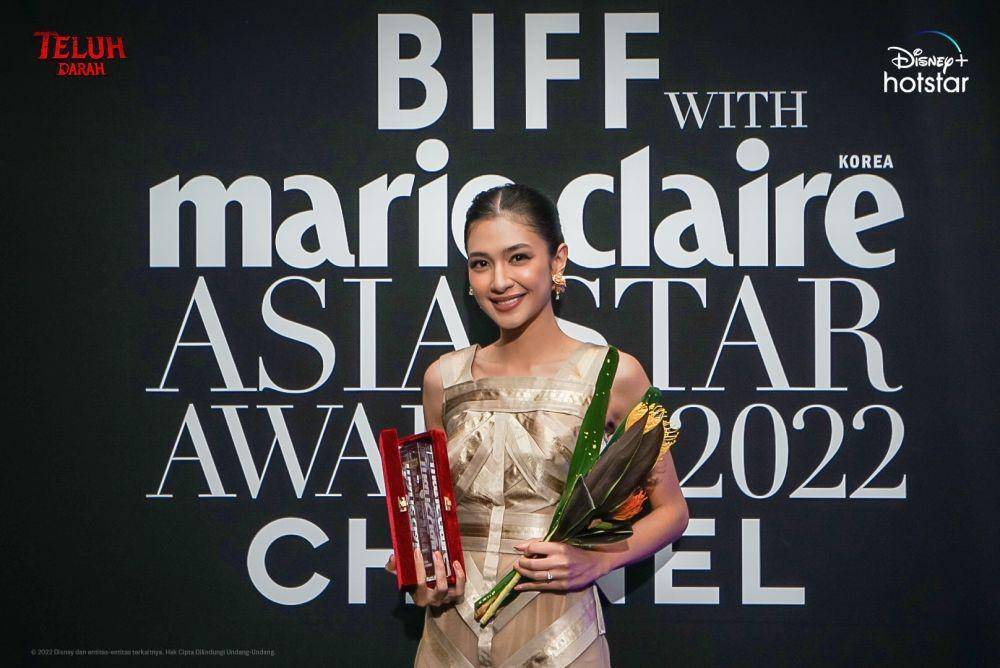 Mikha Tambayong saat meraih penghargaan Asia Wide Award dari Marie Claire Korea di BIFF 2022 (dok. Disney+ Hotstar)