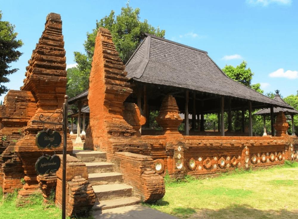 7 Keunikan Rumah Adat Cirebon, Rumah Kasepuhan Bergaya Keraton