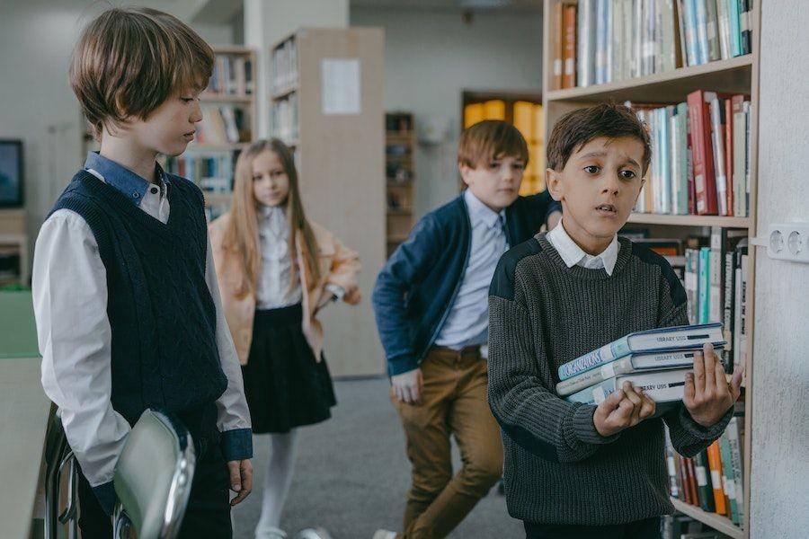 ilustrasi anak takut (pexels.com/Mikhail Nilov)