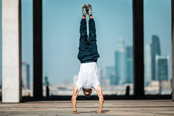 Merangsang sistem endokrin sebagai manfaat handstand (pexels.com/niko-twisty)