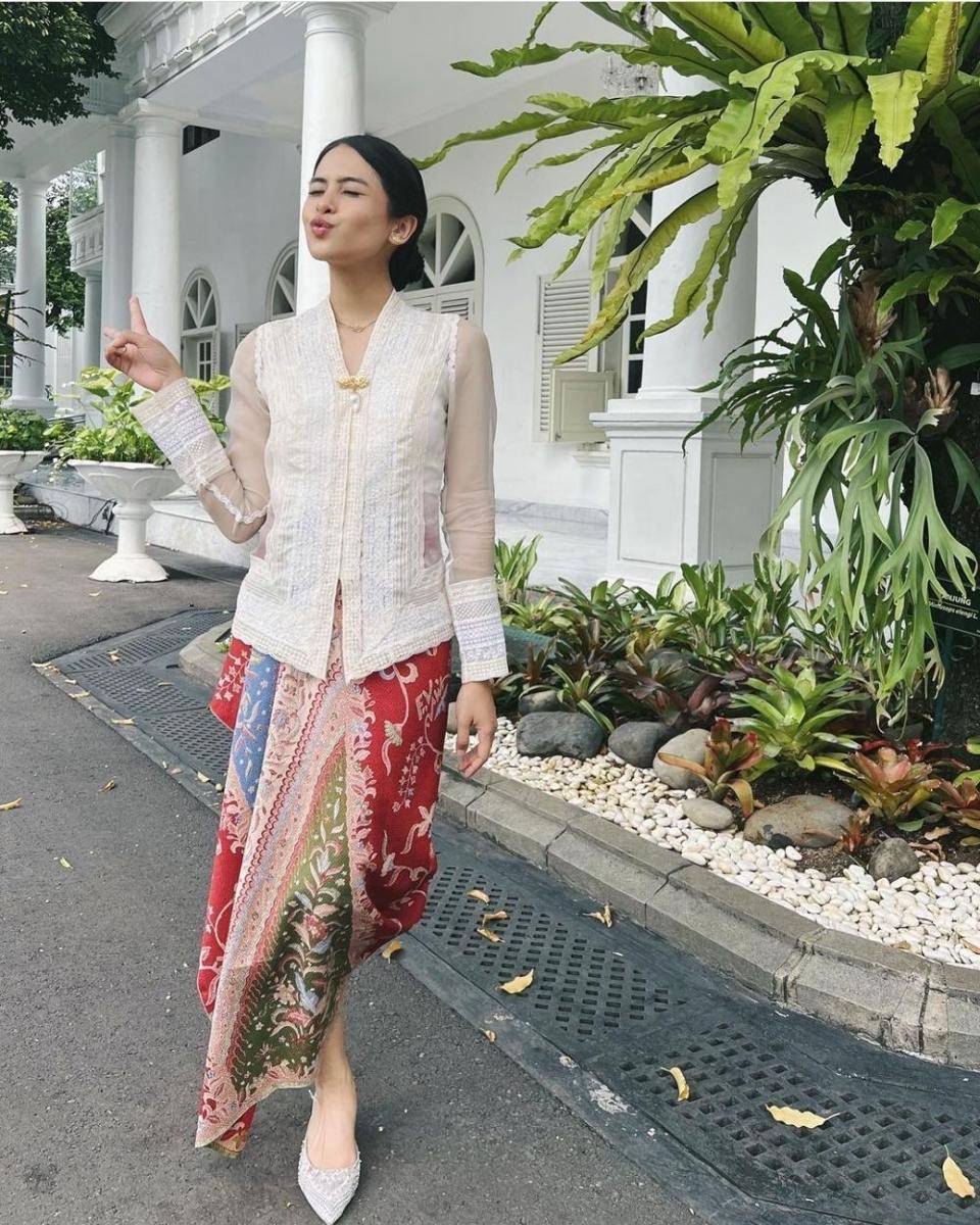 kebaya untuk dress code busana nasional (instagram.com/maudyayunda)