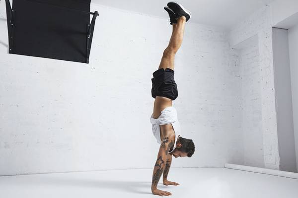 Melatih keseimbangan tubuh sebagai manfaat handstand (freepik.com)