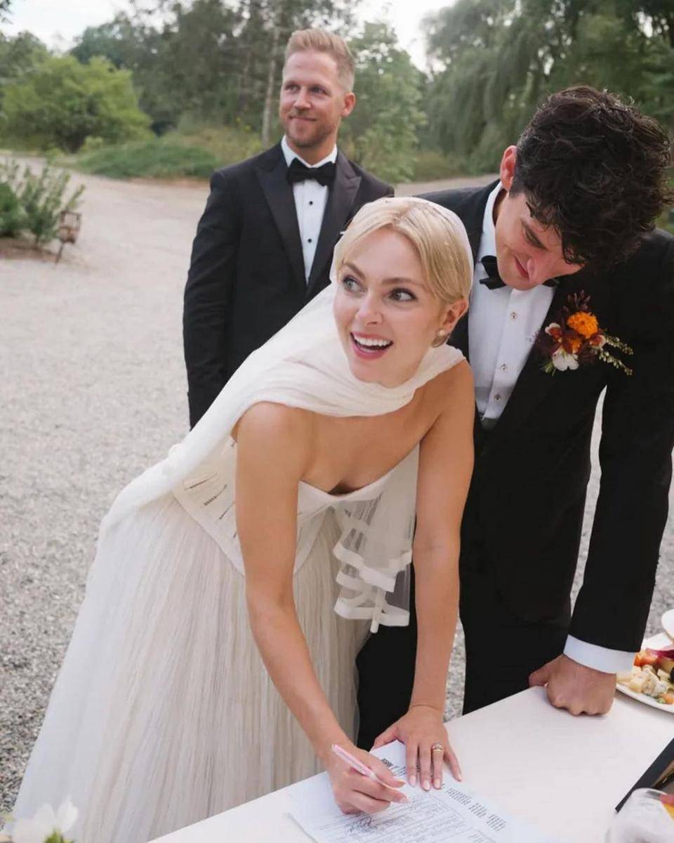 AnnaSophia Robb dan Trevor Paul (instagram.com/annasophiarobb)