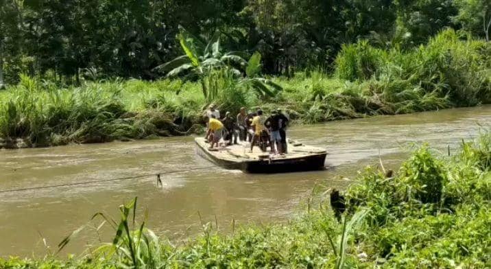 Akses terputus karena banjir, warga Sukamade Banyuwangi menyeberang pakai rakit. (Pusdalops BPBD Banyuwangi)