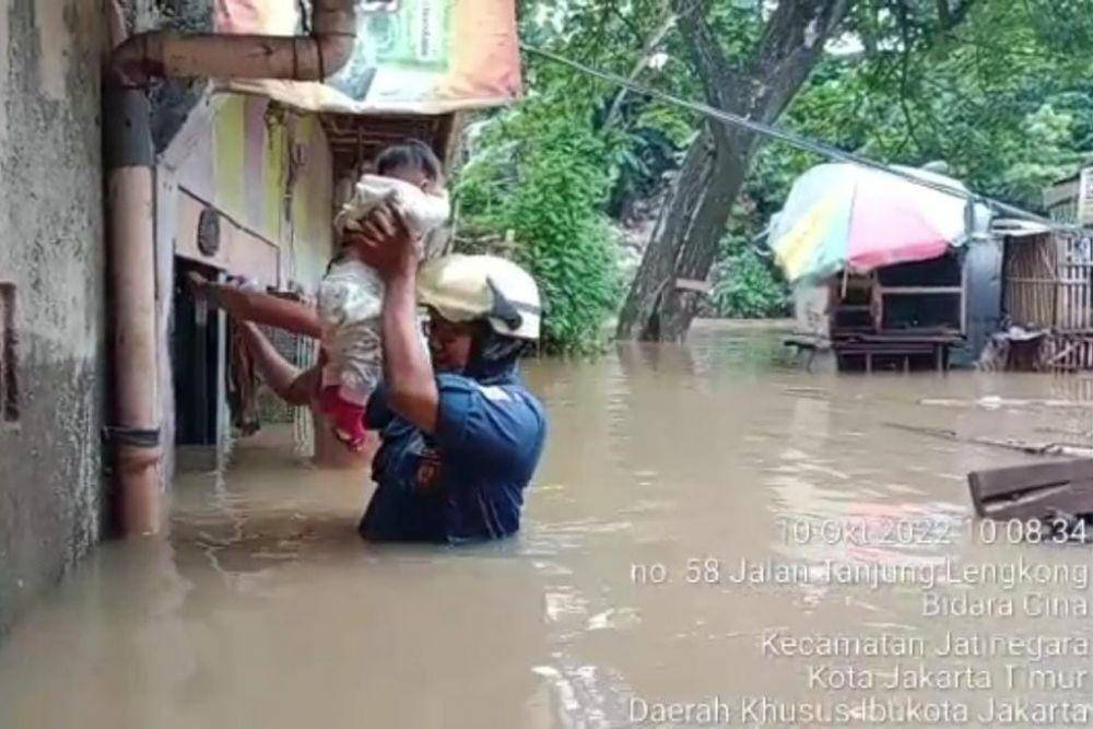 Petugas Damkar Jaktim selamatkan balita dari kepungan Banjir di Jatinegara. (dok. Damkar Jakarta Timur)