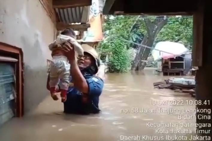 Petugas Damkar Jaktim selamatkan balita dari kepungan Banjir di Jatinegara. (dok. Damkar Jakarta Timur)