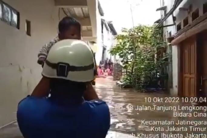 Petugas Damkar Jaktim selamatkan balita dari kepungan Banjir di Jatinegara. (dok. Damkar Jakarta Timur)