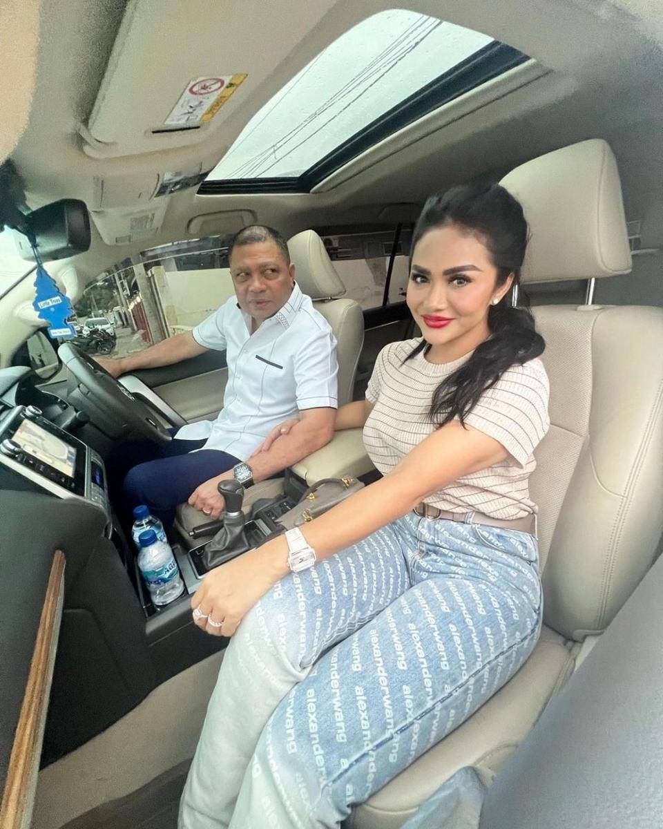 Krisdayanti jenguk Raul Lemos (Instagram.com/krisdayantilemos)