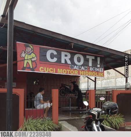 meme cuci motor musim hujan (1cak.com)