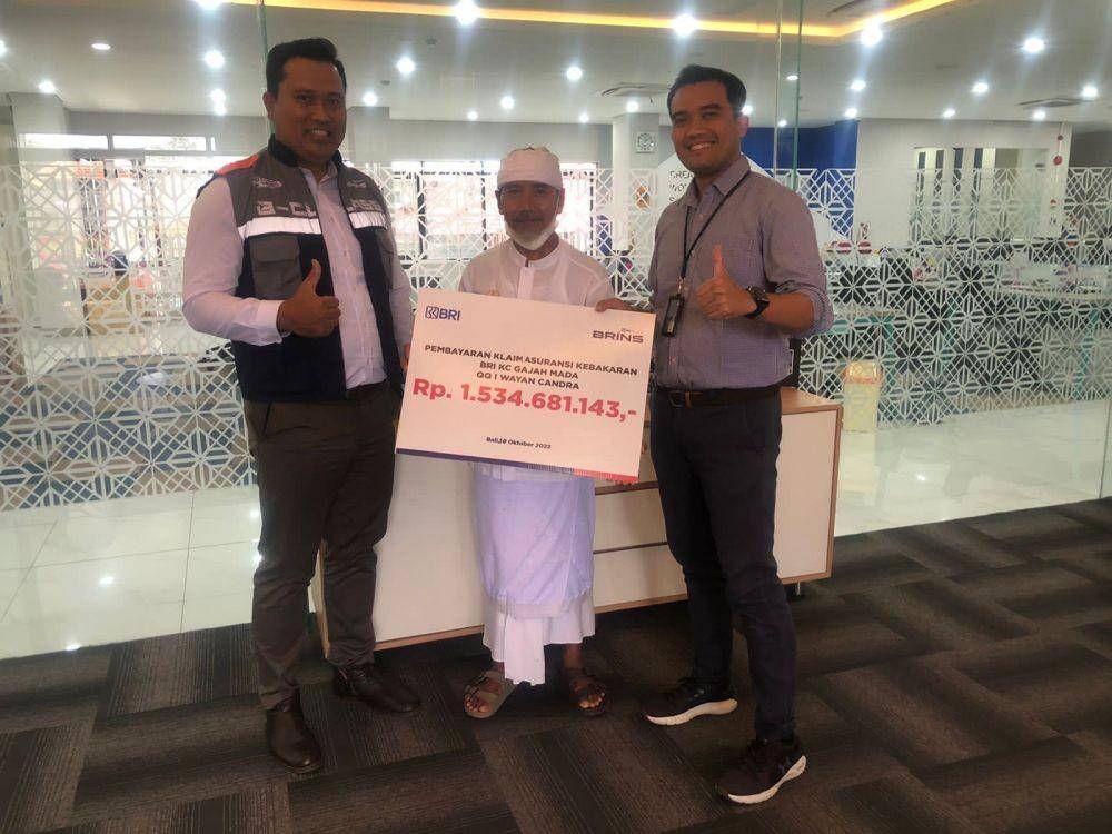 I Putu Sudana Arta, Deputy Branch Manager BRINS Denpasar bersama Nasabah BRINS, I Wayan Candra (Dok. BRINS)