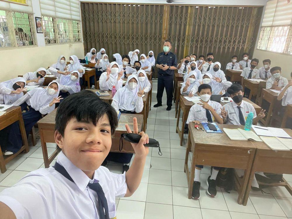 10 Momen Hari Pertama Muntaz Halilintar Sekolah Formal, Tetap Nge-vlog