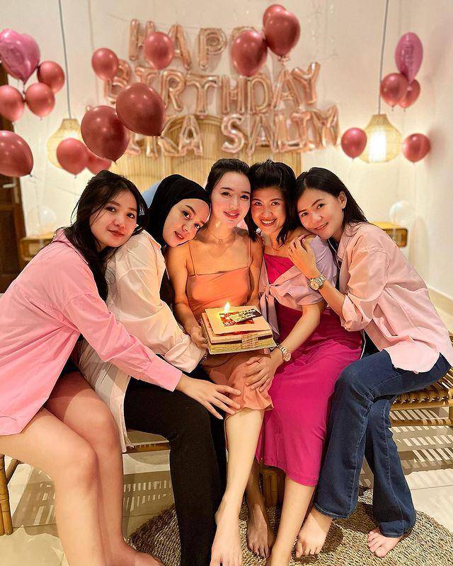 potret Wika Salim dan sahabat (instagram.com/wikasalim)
