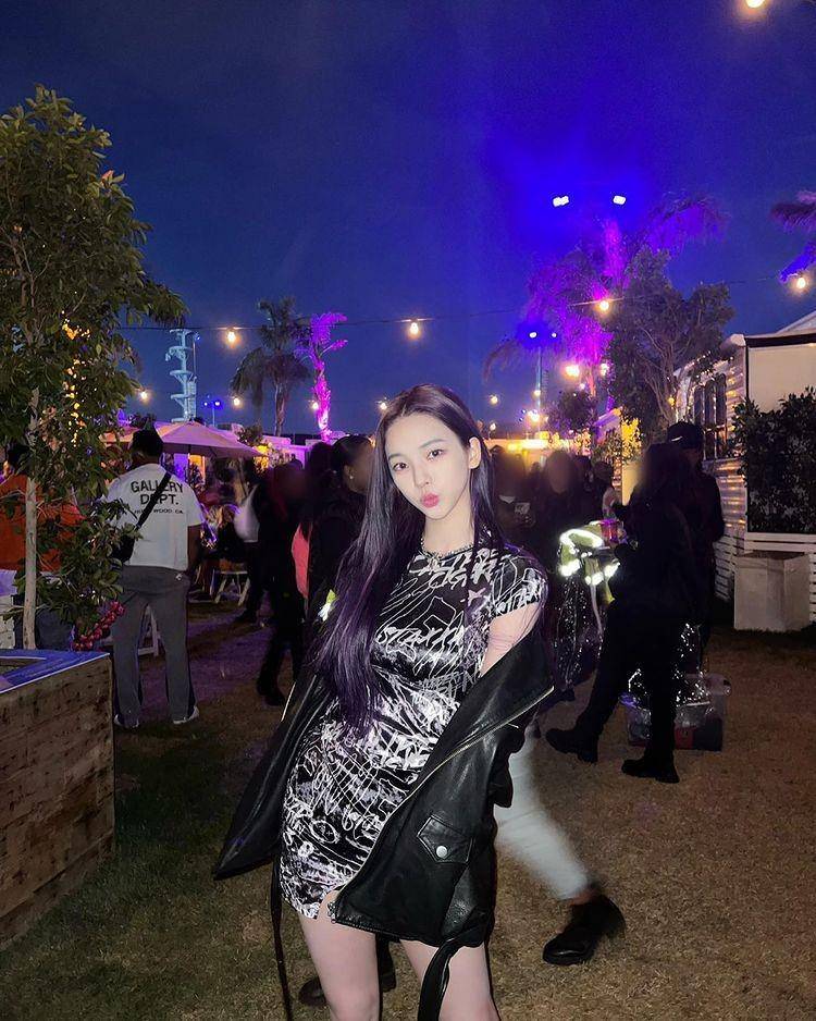 OOTD dress ala member aespa (instagram.com/aespa_official)