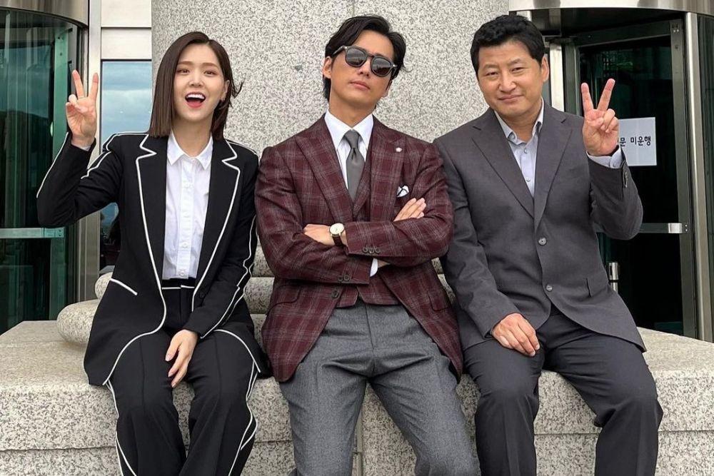 9 Potret di Balik Layar Pemeran KDrama One Dollar Lawyer, Kompak Abis!