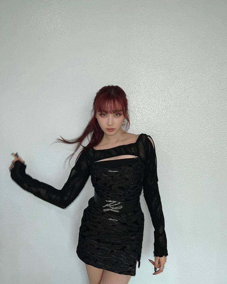 OOTD dress ala member aespa (instagram.com/aespa_official)
