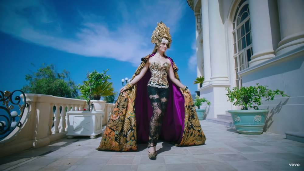 Koleksi Anne Avantie yang dipakai oleh Agnez Mo (youtube.com/AGNEZ MO)