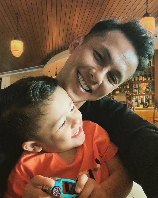 potret Andhika Pratama dan anak lelakinya (instagram.com/adhiiikapratama)