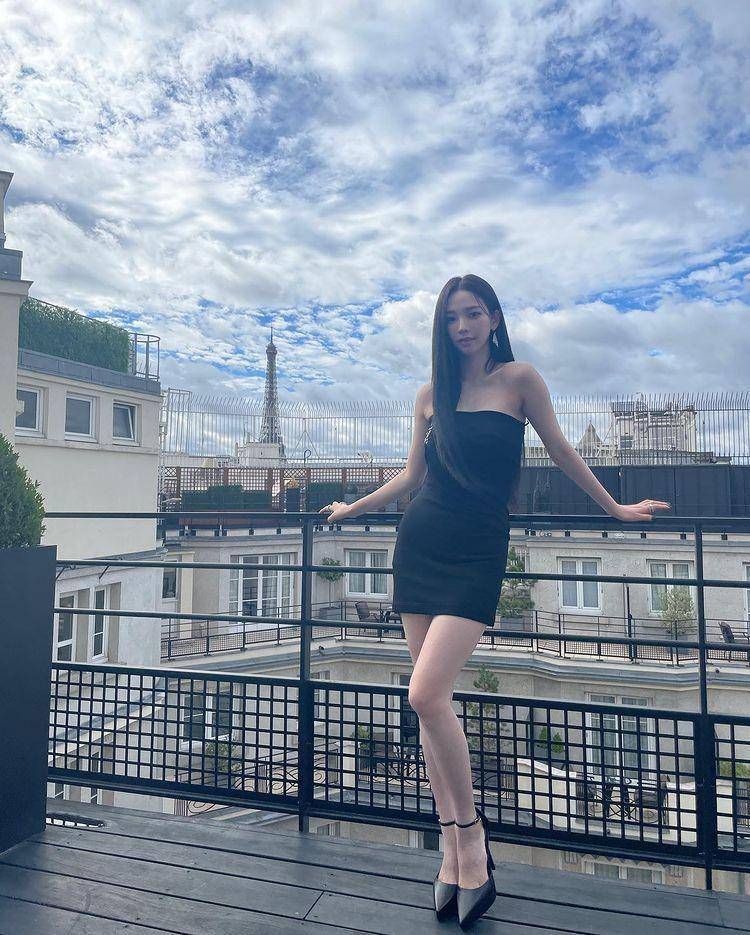 OOTD dress ala member aespa (instagram.com/aespa_official)