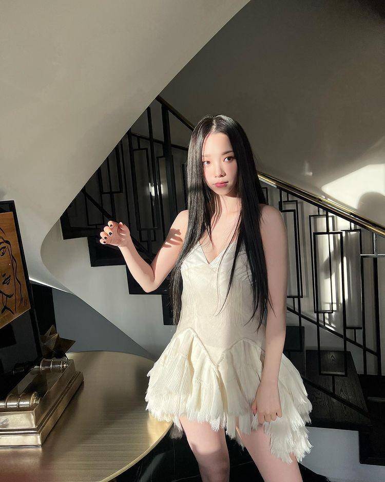 OOTD dress ala member aespa (instagram.com/aespa_official)