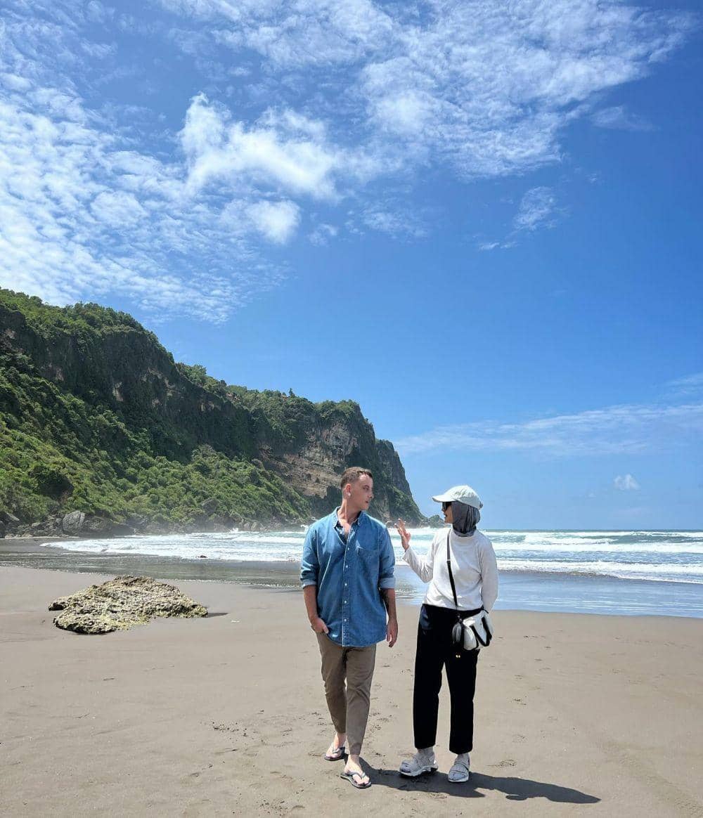 Potret Dave Moffatt bersama Zaskia Adya Mecca di Pantai Parangtritis (instagram.com/davemoffattmusic)