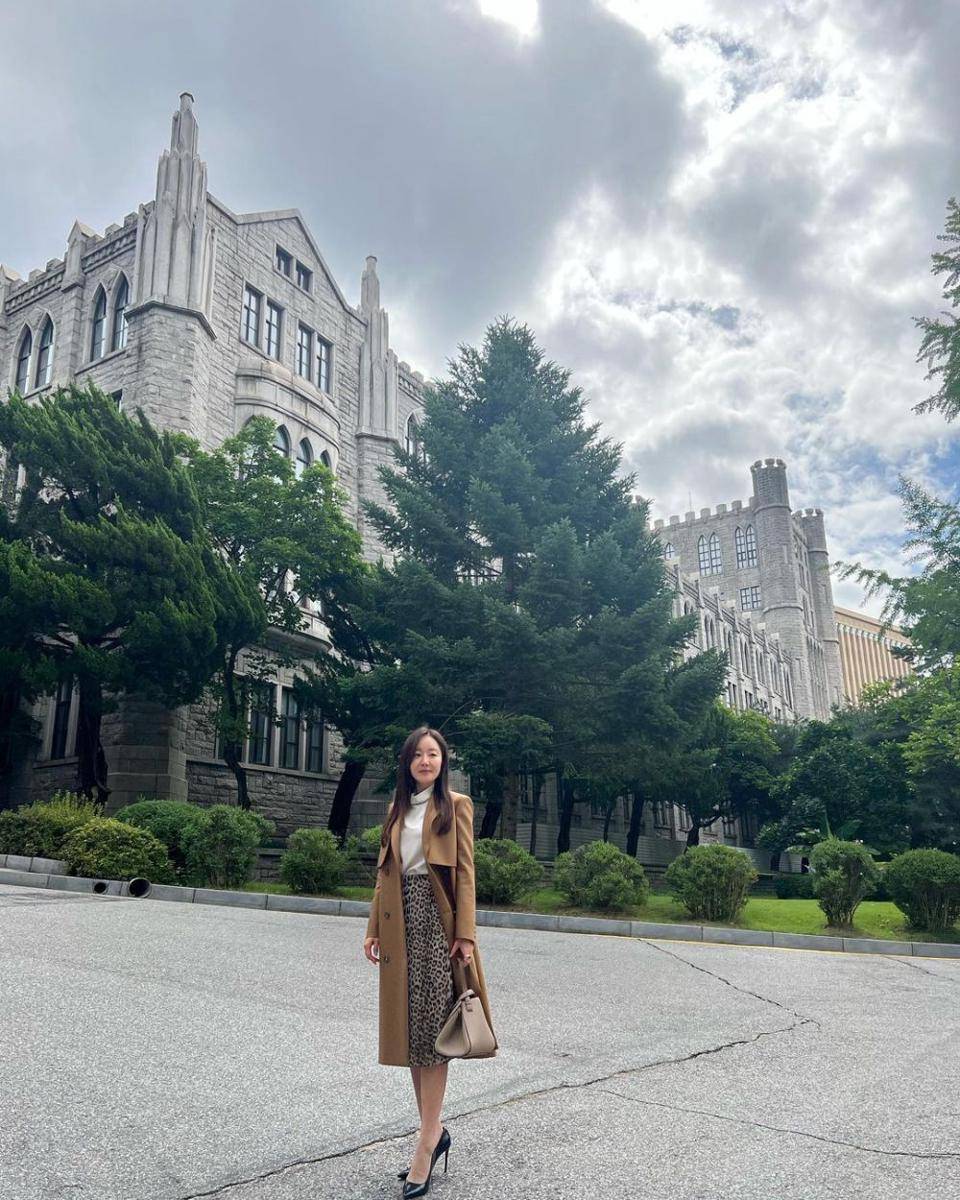 Gaya ngantor ala Uhm Ji-Won (instagram.com/umjeewon)