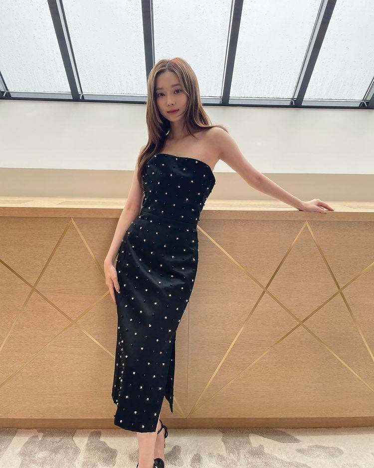 OOTD dress ala member aespa (instagram.com/aespa_official)