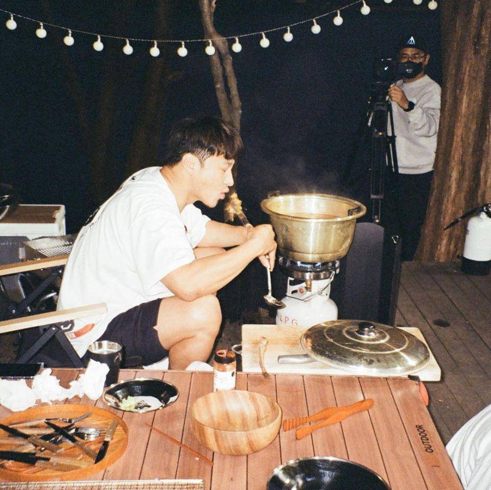 potret member The Backpacker Chef saat berkemah (instagram.com/bohyunahn)
