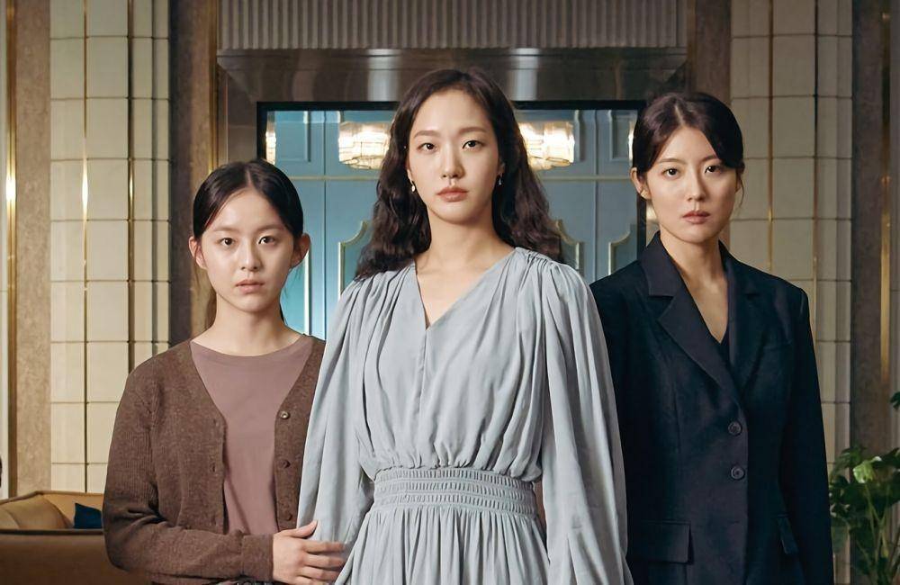 Kim Go Eun (Oh In Joo), Nam Ji Hyun (Oh In Kyung), dan Park Ji Hoo (Oh In Hye) di drama Korea Little Women (instagram.com/tvn_drama)