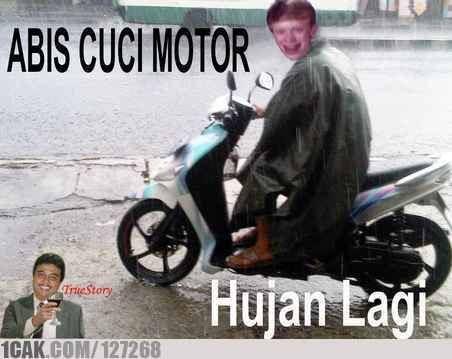 meme cuci motor musim hujan (1cak.com)