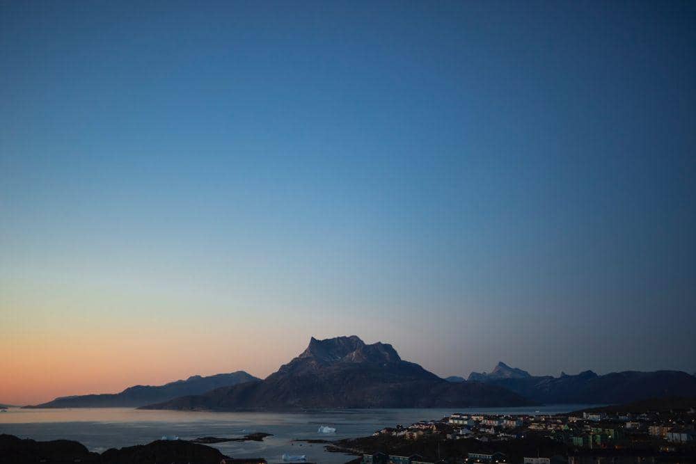 wilayah di sekitar Gunung Sermitsiaq yang terletak di Nuuk, Greenland (unsplash.com/Aningaaq Rosing Carlsen)