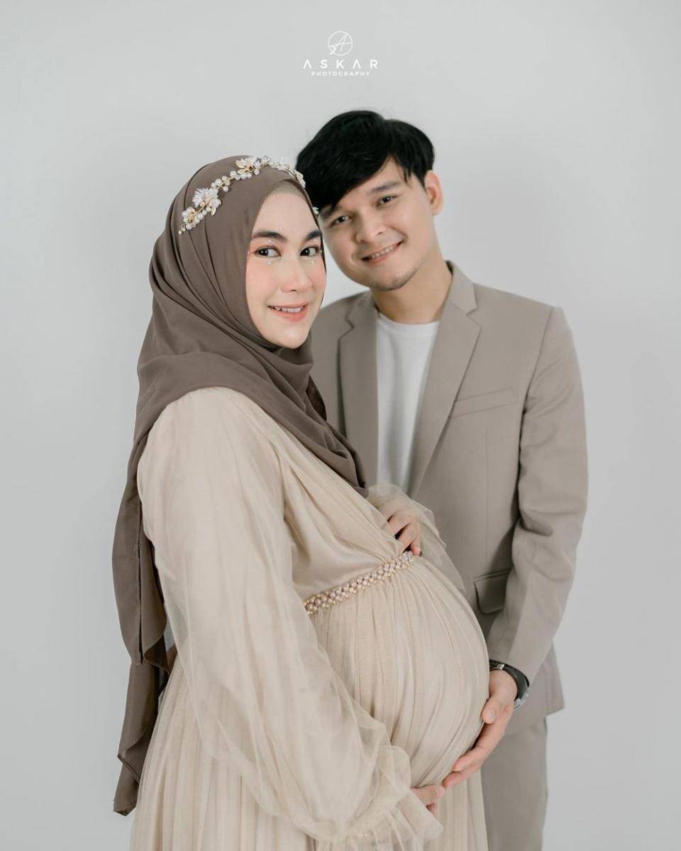 maternity shoot Anisa Rahma dan Anandito (instagram.com/anisarahma_12)
