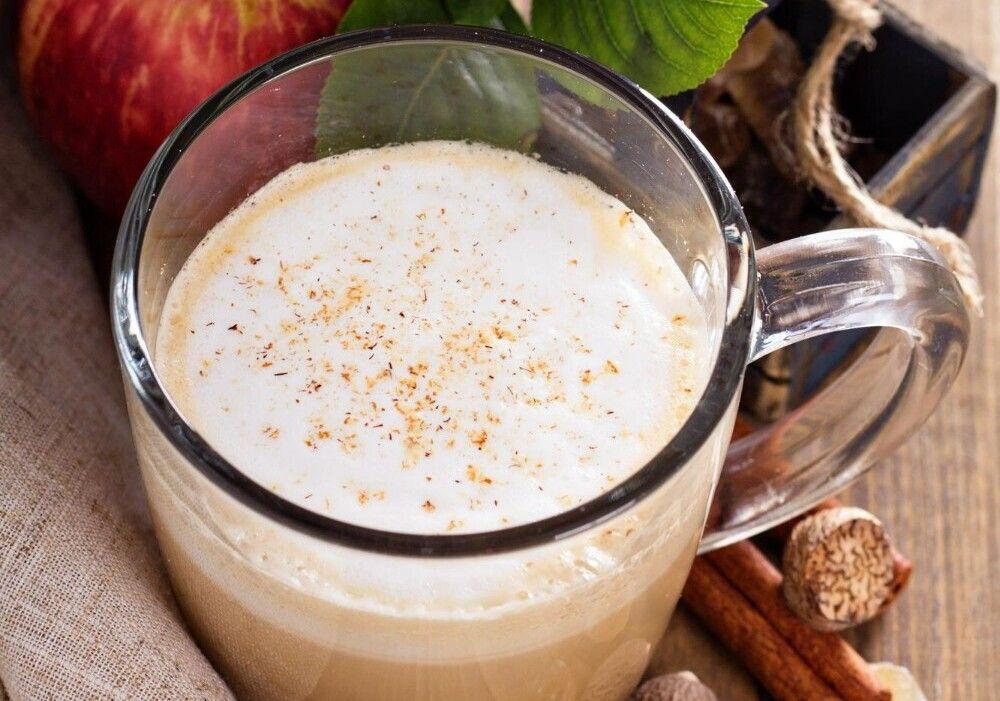 ilustrasi apple cinnamon latte (freepik.com/fahrwasser)