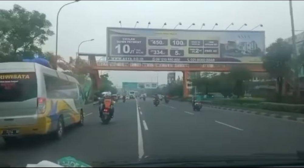 Viral, petugas Dishub Kota Bekasi kejar mobil travel. (Tangkapan layar)