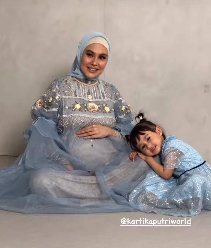momen di balik maternity shoot terbaru Kartika Putri (instagram.com/julkurniawans)