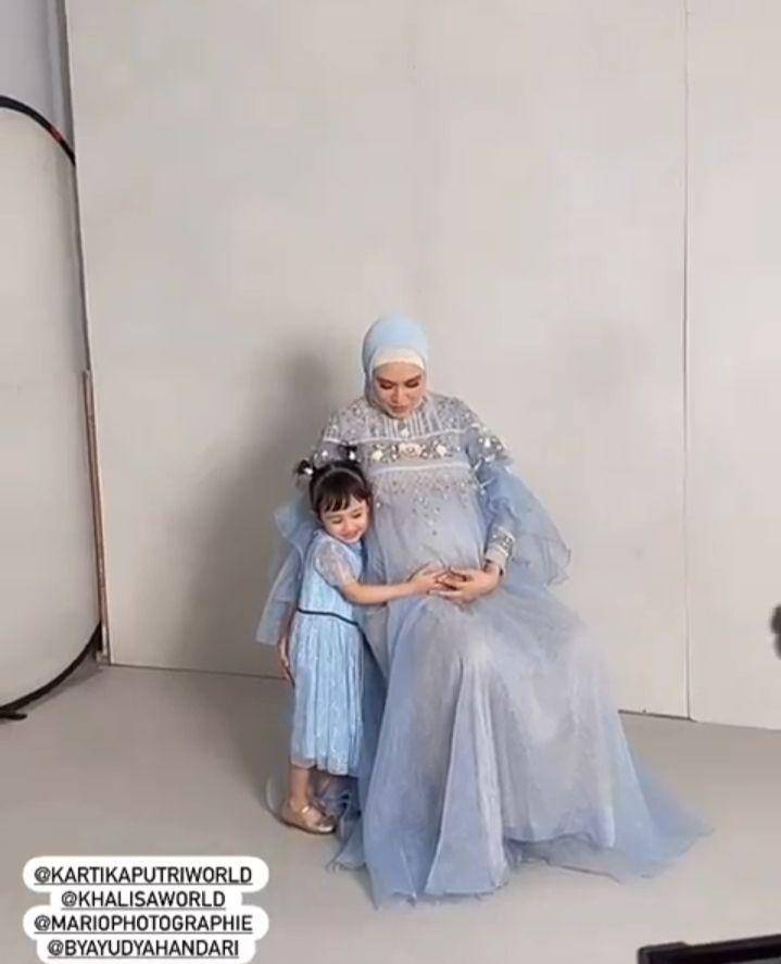 momen di balik maternity shoot terbaru Kartika Putri (instagram.com/julkurniawans)