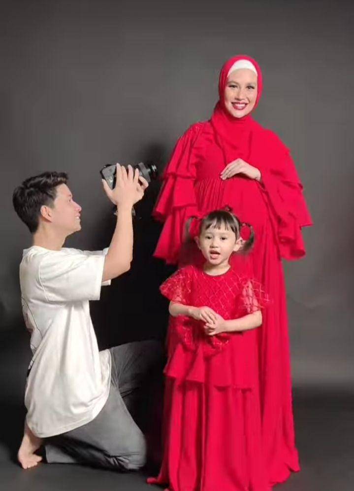 momen di balik maternity shoot terbaru Kartika Putri (instagram.com/mariophotographie)