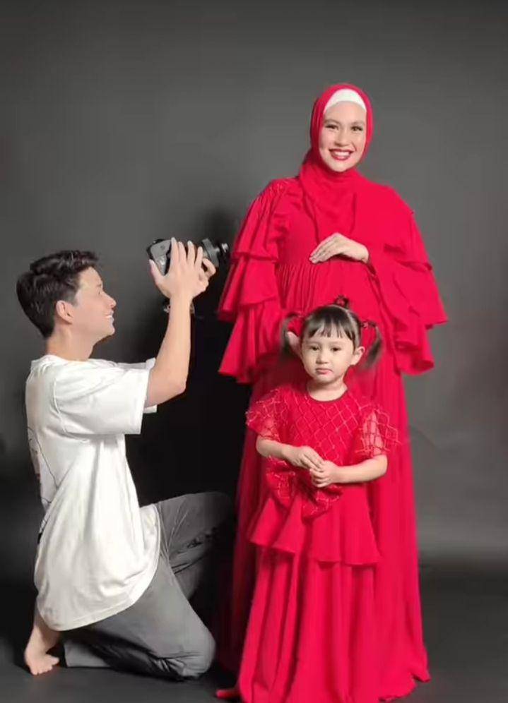 momen di balik maternity shoot terbaru Kartika Putri (instagram.com/mariophotographie)
