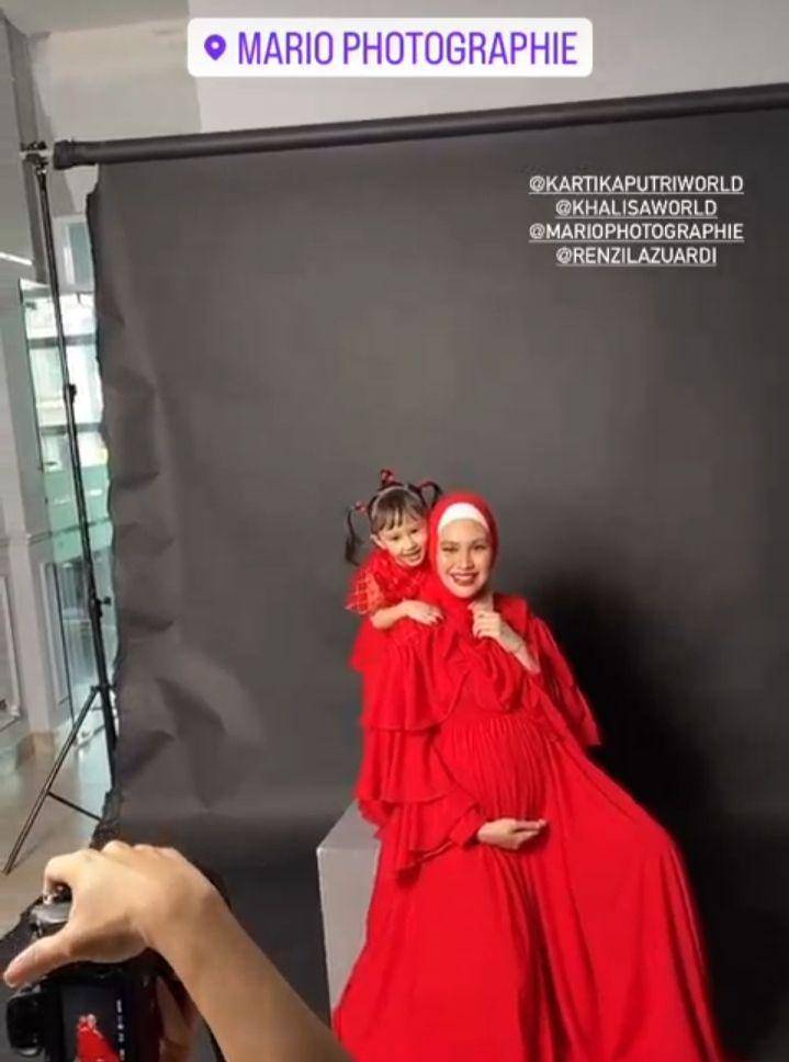 momen di balik maternity shoot terbaru Kartika Putri (instagram.com/julkurniawans)