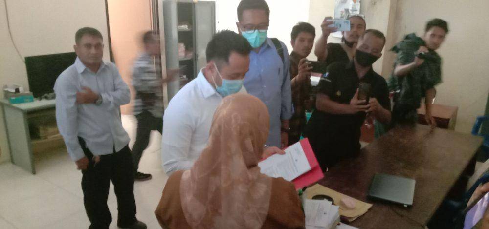Penggeledahan di ruangan bagian keuangan Disdag Kota Mataram. (IDn Times/Muhammad Nasir)