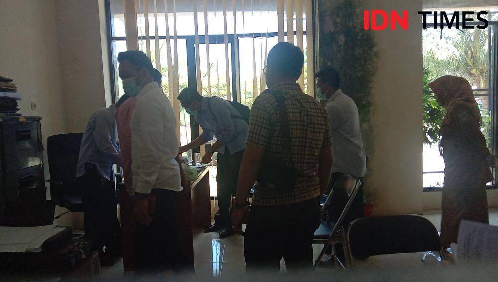 Penyidik menggeledah ruangan Kepala UPTD Pasar Disdag Kota Mataram. (IDn Times/Muhammad Nasir)