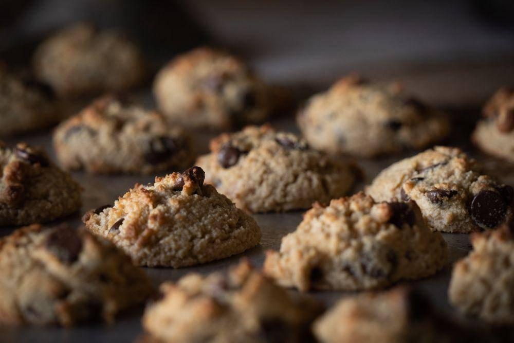 ilustrasi cookies cokelat yang renyah dan lembut (pexels.com//Tina Nord)