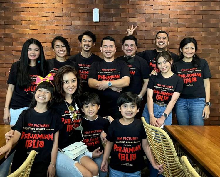 Putri Ayudya dan kru film Perjamuan Iblis(instagram.com/_putriatudya)