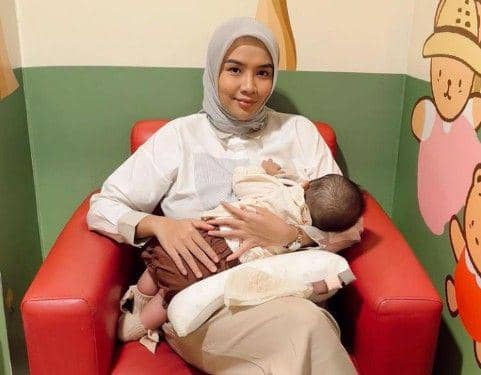 Dea Rizkita bersama anak tercinta (Instagram com/dearizkita)