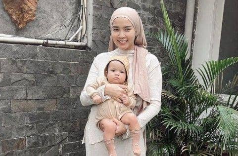 9 Potret Dea Rizkita Momong Anak Tersayang, Ibu Penyayang!
