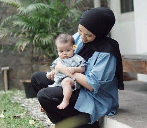 Dea Rizkita bersama anak tercinta (Instagram com/dearizkita)