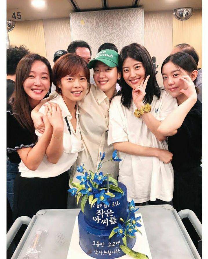 Uhm Ji Won, Kim Hee Won, Kim Go Eun, Nam Ji Hyun, dan Park Ji Hu saat farewell pretty Little Women (instagram.com/ggonekim)
