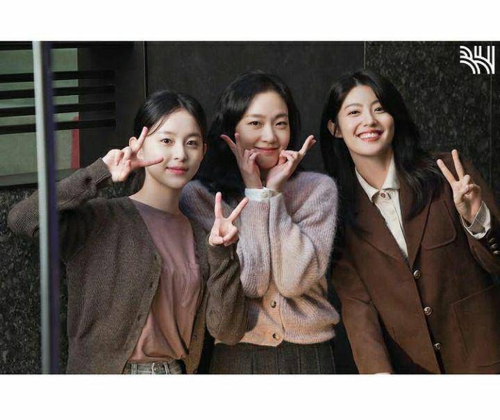 Park Ji Hu, Kim Go Eun, dan Nam Ji Hyun di balik layar Little Women (instagram.com/bhent_official)